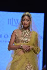 Model walk the ramp for Bhola Sons Show at IIJW Delhi day 2 on 13th April 2013 (32).JPG